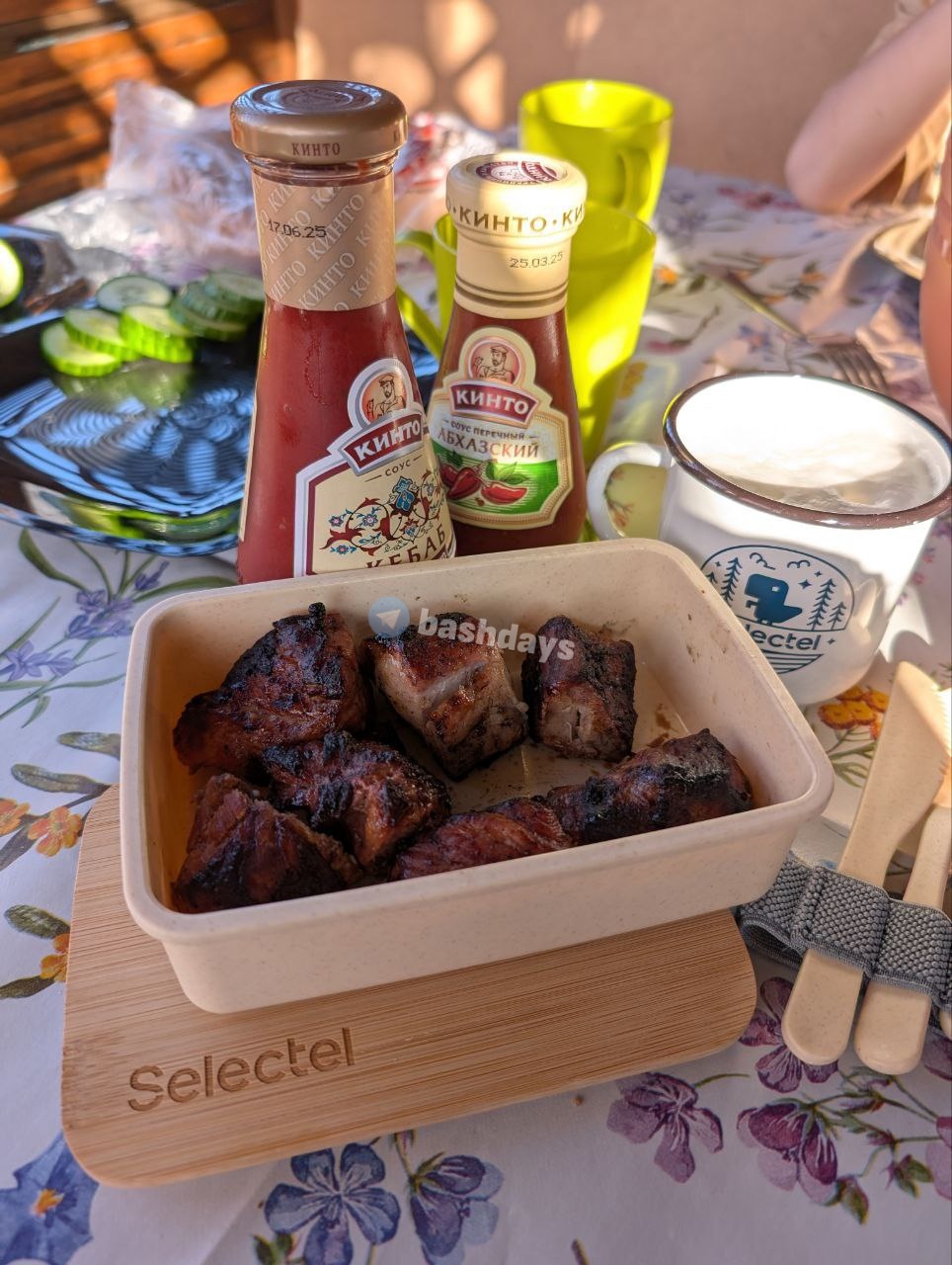 Шашлык в ланч-боксе и кружка Selectel