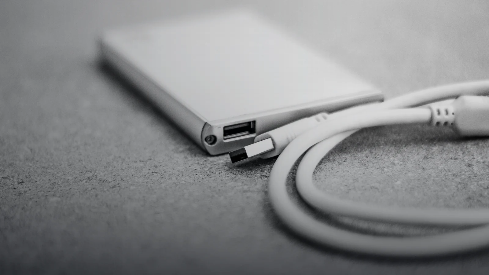 Внешний USB-накопитель с кабелем для автоматического резервного копирования