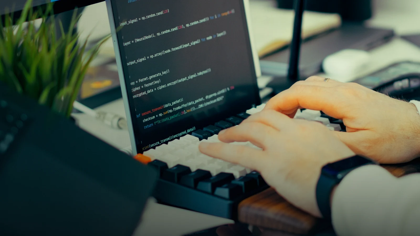Разработчик вводит код за клавиатурой рядом с аннотацией SSH allowlist
