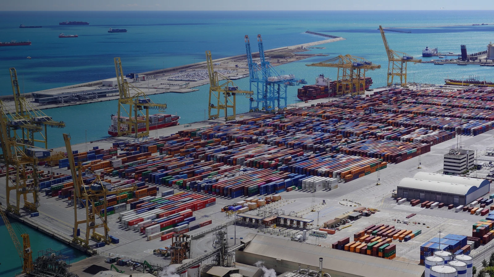 Контейнерный терминал с кранами как образ удалённого деплоя Docker Compose