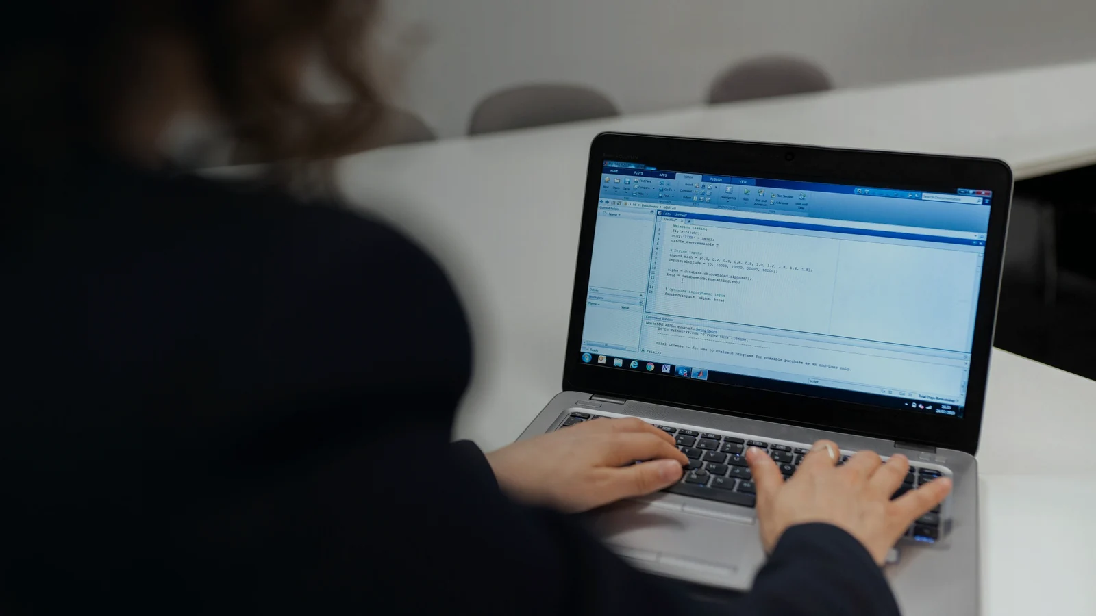 Разработчик за ноутбуком настраивает быстрые команды Git