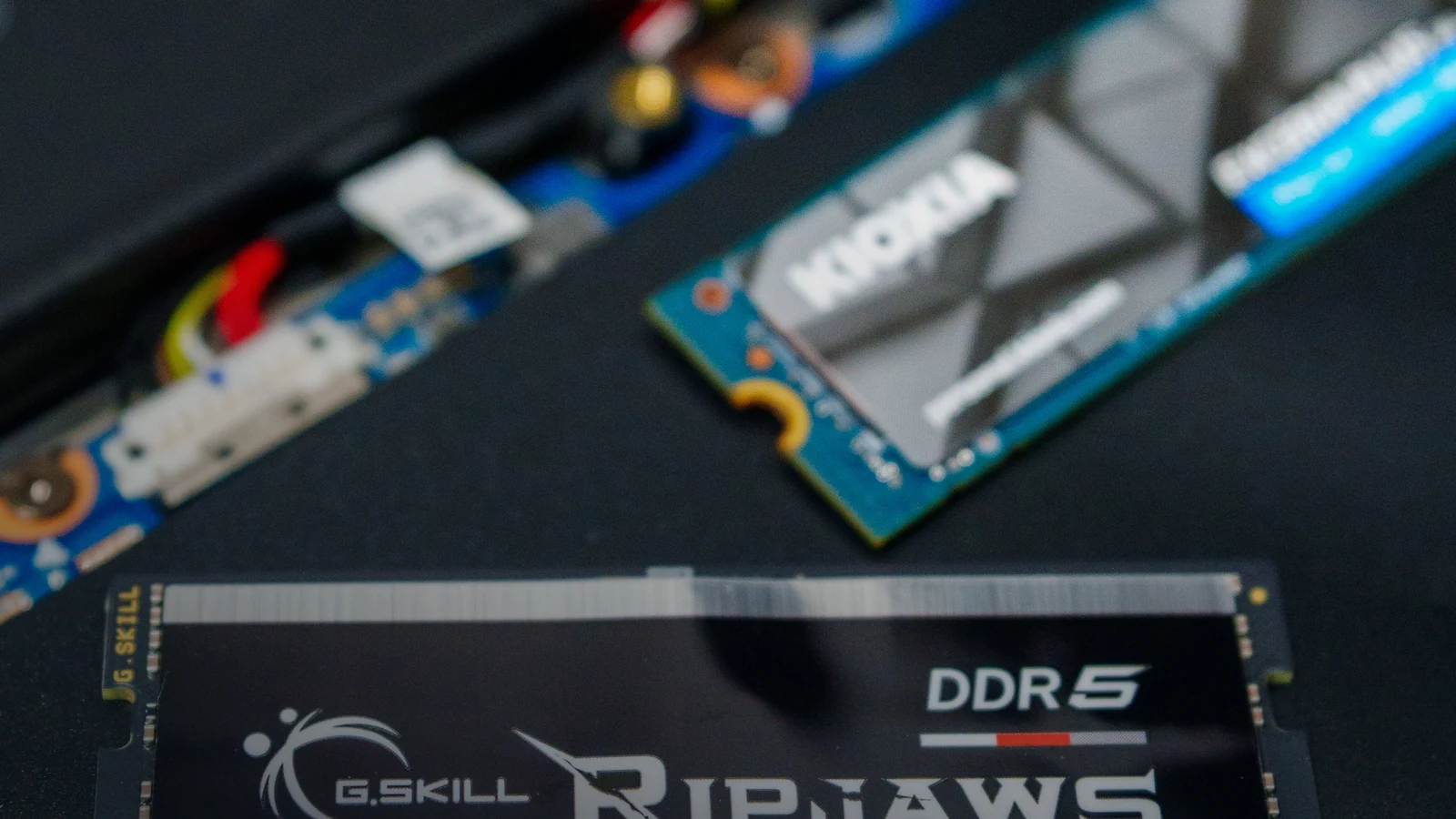 Модули оперативной памяти DDR5 на материнской плате для настройки zram