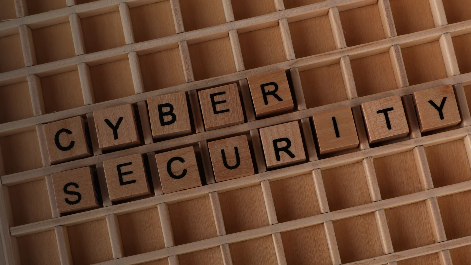 Деревянные литеры со словами Cyber Security