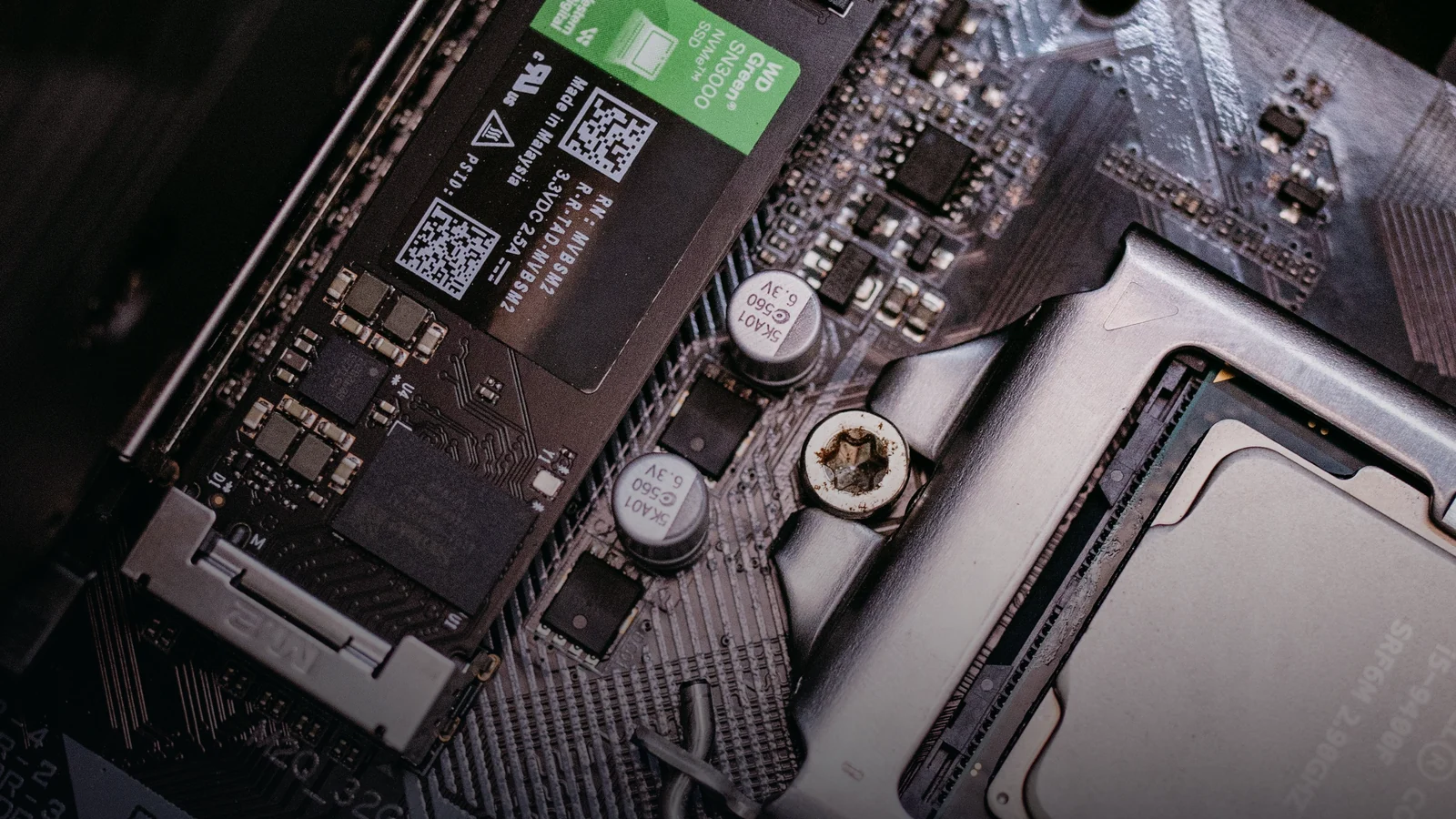 Материнская плата с процессором и SSD для настройки PCI passthrough