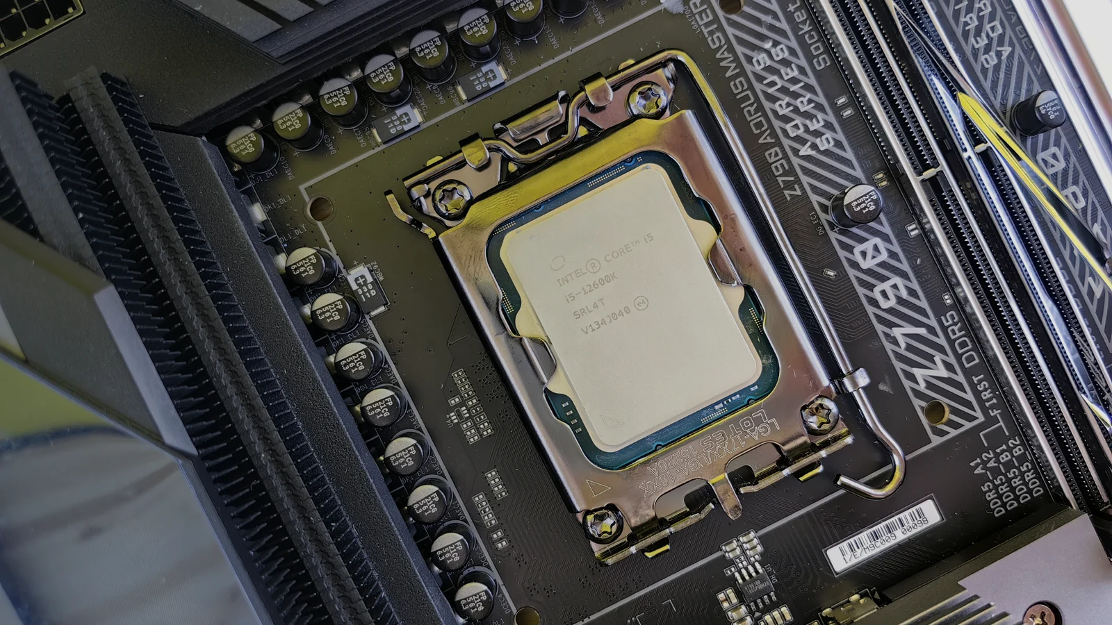 Процессор Intel установлен в сокет материнской платы
