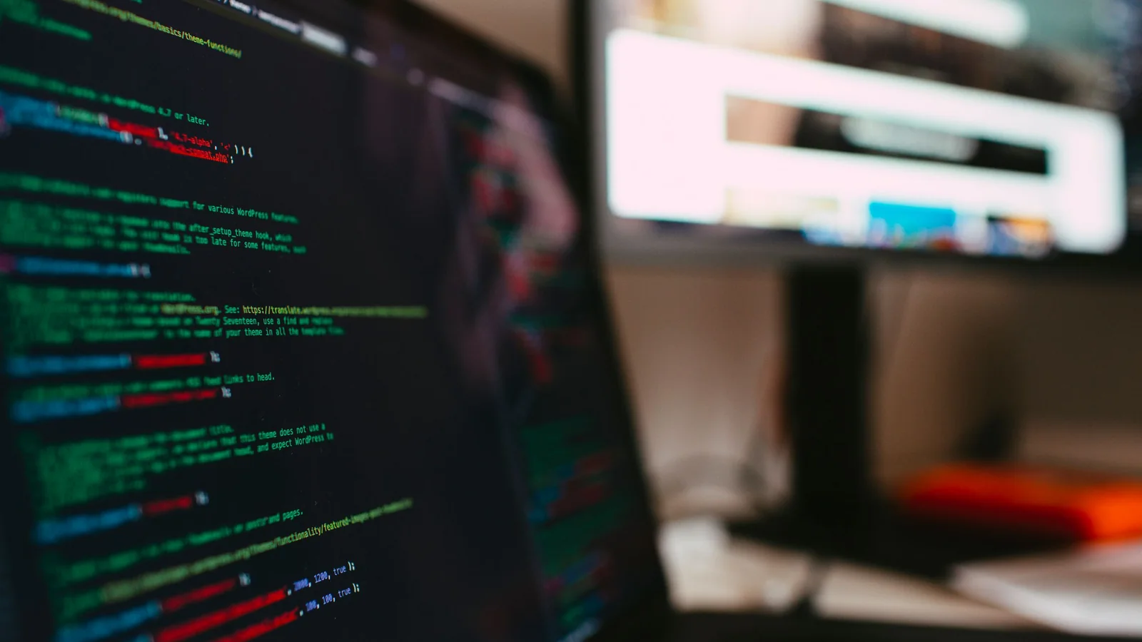 Код на экране ноутбука инженера