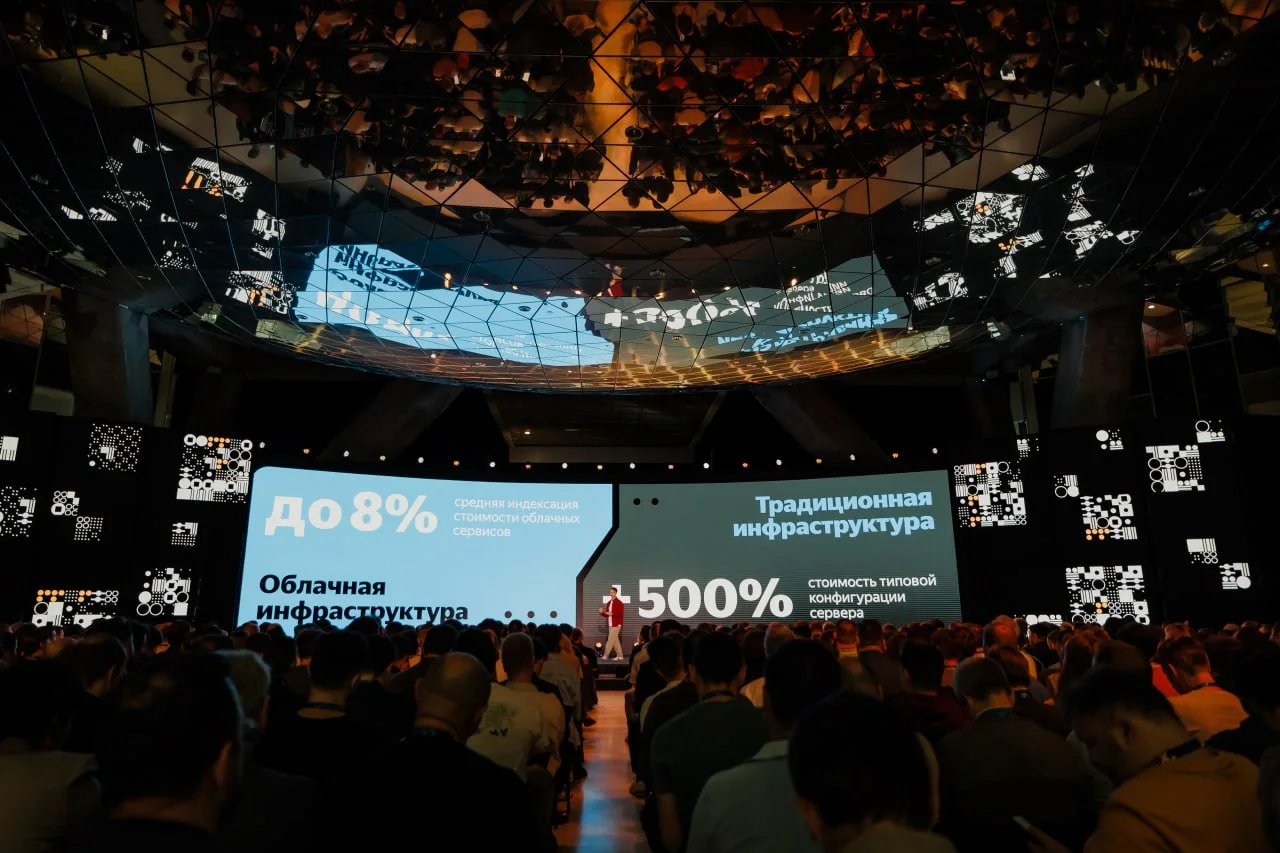 Гибридная инфраструктура в деле: связность ресурсов в единый контур

Yandex Cloud развивает инструменты для гибридной инфраструктуры, где нагрузку можно распределять между своими мощностями и облаком в зависимости от задачи.

Для создания полноценного гибрида в первую очередь важна безопасная сетевая связность: Cloud Interconnect объединяет любые контуры по приватному соединению, а VPC Private Endpoint обеспечивают безопасное соединение ресурсов в облаке без выхода в Интернет. 

Дополнительные нагрузки можно переносить на выделенный контур, который представлен BareMetal Extend - это готовая инфраструктура с виртуализацией или Kuberbetes на базе выделенных сереров. Таким образом данные можно хранить и обрабатывать безопасно и изолированно от публичного облака. 

Большое обновление представлено в Stackland - платформе, которая развертывается локально в контуре компании. Появились новые PaaS, за счет которых можно создать полноценную платформу данных. Для этого есть все необходимое: 

- Managed Service for ClickHouse® и Managed Service for PostgreSQL — хранение и обработка данных;
- Yandex Managed Service for Trino + Yandex Object Storage — основа аналитического слоя;
- Managed Service for Apache Airflow® — управление оркестратором потоков операций по обработке данных;
- Yandex DataLens — BI-система для визуализации данных.

В общем, свое железо остается в деле, облако добавляет эластичность, а инфраструктуру гибко адаптировать под конкретную нагрузку и бюджет. В итоге гибридная инфраструктура объединяет локальные и облачные ресурсы, сетевую связность для работы с данными и разработки в едином технологическом контуре.